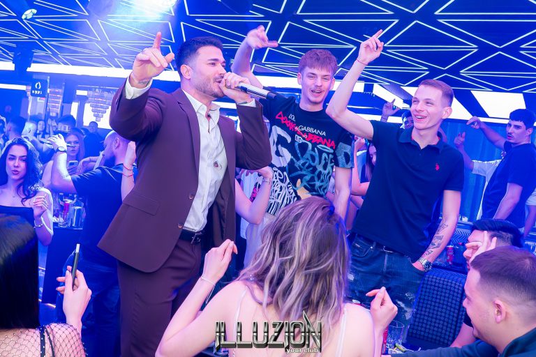 Публиката в Illuzion с вдигнати ръце под LED тавана